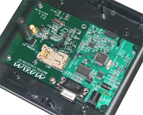 圖4. 鑰匙鏈發(fā)送器采用兩個并排安裝的評估板構(gòu)成。