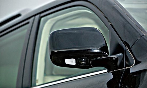 這是雷克薩斯LX570的右側(cè)后視鏡下裝備的攝像頭，它可以為駕駛員提供車輛右側(cè)盲區(qū)的實時畫面