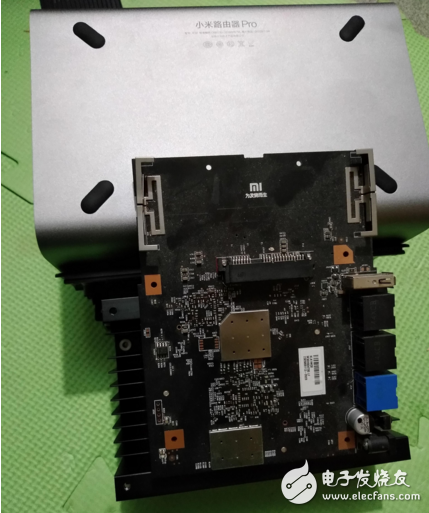 小米路由器Pro發(fā)布，現(xiàn)在來(lái)看看真機(jī)圖和拆解圖