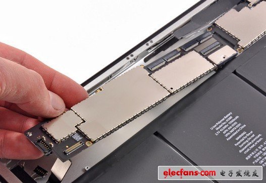 下面看看主板。Siri？在哪里呢？