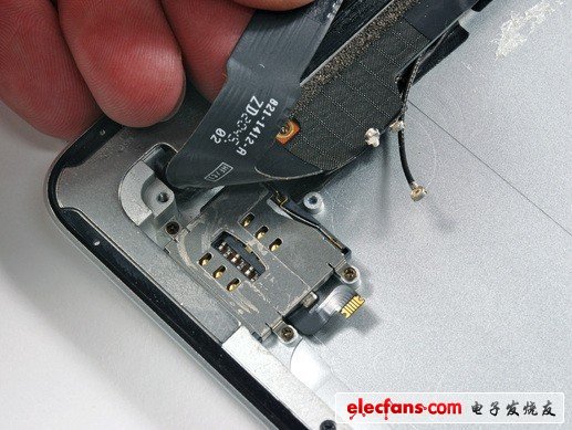 下面看看迷你SIM（Micro-SIM）卡槽。和其它iPad版本一樣，4G版本的Micro-SIM一樣
