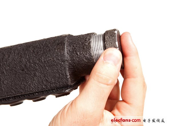 　　到底是什么為這神奇的設(shè)備提供電源支持的呢？讓我們打開這電池組底部尋找答案吧。