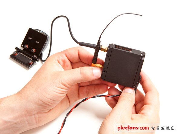 ok！終于到了拆解環(huán)節(jié)了。我們先從被電線連起來的兩個分立的發(fā)射/接收模塊開始。