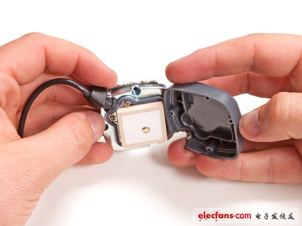 去掉螺絲后，我們就可以看到GPS天線的內部結構