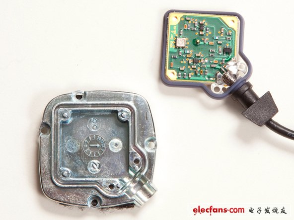 　　瞄一眼那天線電路板，上面顯示它是SIgem制造的，該公司與泰科公司在2000年早期曾聯(lián)手研發(fā)過GPS元器件