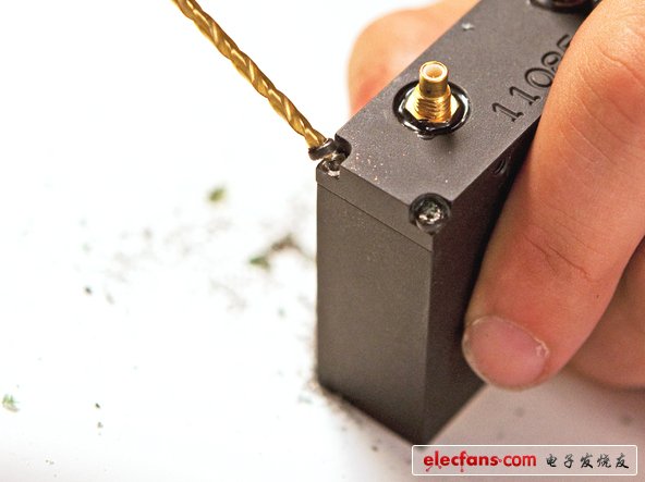 FBI確實不想別人隨意擺弄他們追蹤設(shè)備的內(nèi)部設(shè)置，以至于我們不得不將電鉆請出來弄開螺絲