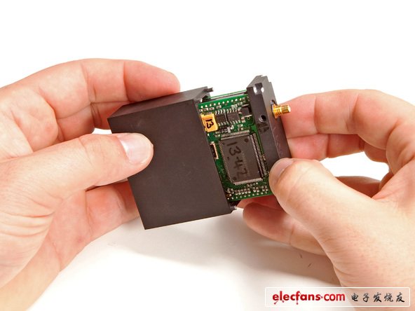 取下螺絲后，馬上就可以看都裸露出來的收發(fā)器電路板