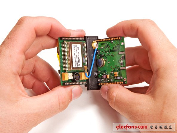 可以看到，兩塊電路板是可以分開的，據(jù)猜測，應(yīng)該考慮到檢測電路的便利性而設(shè)計的。