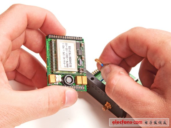 當(dāng)我們拆開GPS電路板模塊后，可以更清楚的看到內(nèi)部元器件構(gòu)成的細(xì)節(jié)