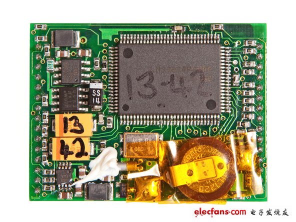 在該模塊的背面有一個(gè)備用電池用來驅(qū)動實(shí)時(shí)時(shí)鐘和維持GPS接收器的SRAM正常工作，以便于非?？焖俚倪B接到衛(wèi)星進(jìn)行通信，該動作被稱為“熱啟動”。