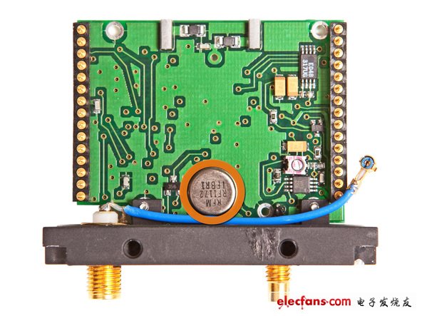 較大的模塊內(nèi)置了跟蹤器的天線和RF