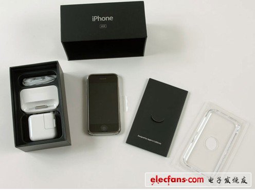 開包裝，在里面包含了以上的配件，該款手機(jī)支持GSM（850，900，1800，1900）、820.11b/g WIFI、EDGE四種無線協(xié)議