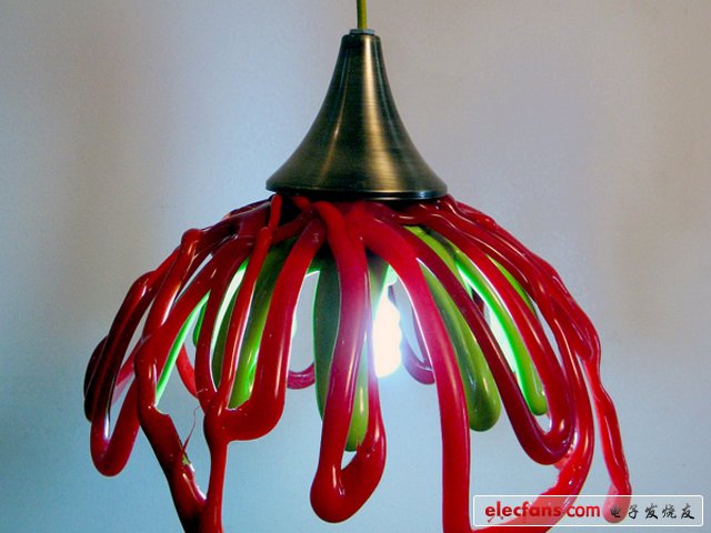 廢棄塑料制作的環(huán)保吊燈：來自特拉維夫的設(shè)計(jì)師Shahar Kagan和Itai Arbel 將以色列廢品回收廠里的廢棄塑料作為它設(shè)計(jì)的基礎(chǔ)材料