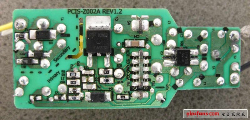 電路板內(nèi)置了一個變壓器，幾個電容器和一個功率晶體管