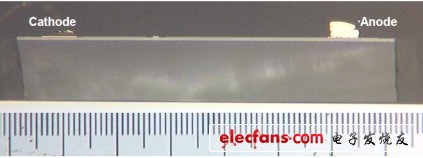 見上圖，LED芯片核心部分對角線橫截面圖樣，可測得約為0.1mm。GaN層的表面是薄薄的柵欄層。用陰極追蹤查探得知電極位于很靠近中心位置