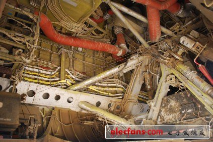 B52的“內(nèi)臟“：B52的內(nèi)部，如圖所示，看到了在前起落架下面的八引擎戰(zhàn)略轟炸機(jī)