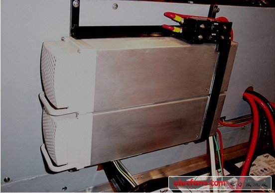 TDI的水銀電池充電轉(zhuǎn)換器，兩個和電池并聯(lián)擺在中間位置