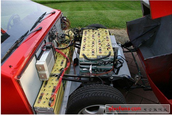 最新的20kwh鋰電池，每個小電池有一根線連到數(shù)據(jù)記錄器，因此所有的電池在充放電的時候都可以檢測