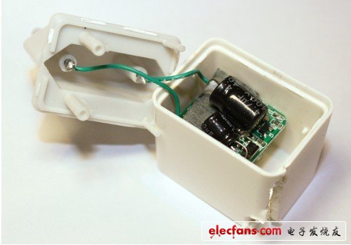 我買的那臺無牌充電器不考慮其歐洲標(biāo)準(zhǔn)的插頭，其長度還超過一英寸