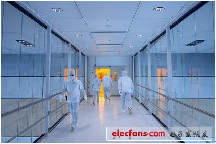 格羅方德的fab 1的五個(gè)潔凈室都是通過(guò)高架橋連接的，這樣的話潔凈室的清潔度得到保證