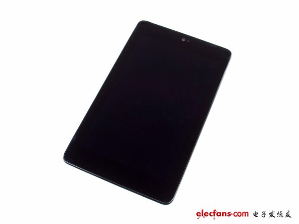 谷歌Nexus 7內(nèi)部主要硬件組成：8 or 16 GB 硬盤；1 GB RAM；四核Tegra 3處理器