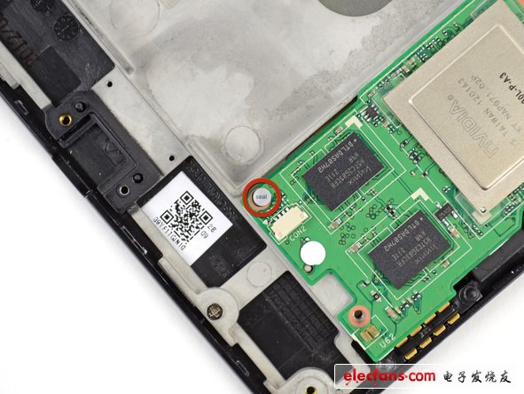 拆下Nexus 7 的主板可以看到，PCB電路板堆放著 1 GB Hynix H5TC2G83CFR DDR3 RAM，還有和 MacBook Pro Retina相同的功能模塊