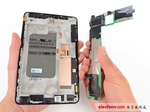 拆下Nexus 7 的主板可以看到，PCB電路板堆放著 1 GB Hynix H5TC2G83CFR DDR3 RAM，還有和 MacBook Pro Retina相同的功能模塊