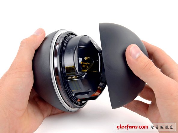 設備的半圓形頂蓋能夠被輕易拆下，沒有螺絲和膠水固定。