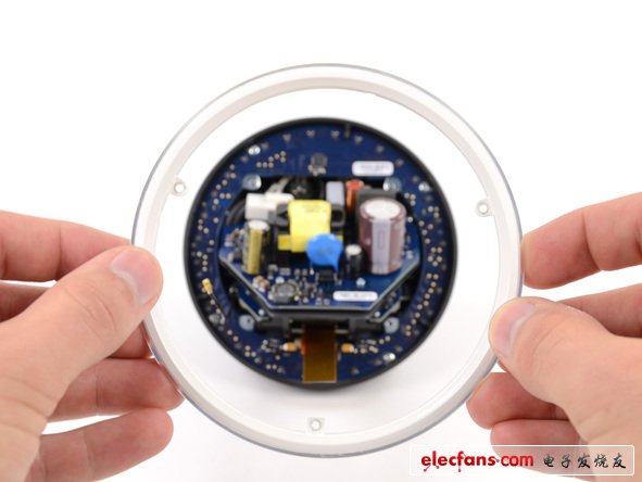 Nexus Q可以算作我們第一次碰到有如此多環(huán)形部件的設(shè)備。