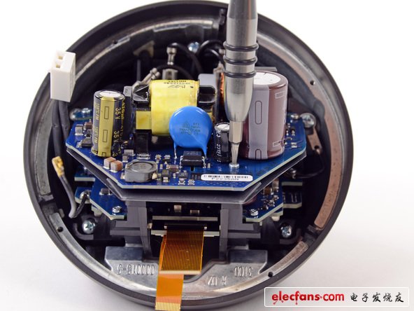 LED板上還設(shè)置了兩個德州儀器TLC5947 24通道，12位PWM LED驅(qū)動器，附帶內(nèi)部振蕩器。