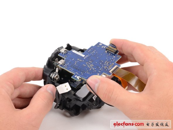 音頻板上配備的是德州儀器的TAS5713 25W數(shù)字音頻功率放大器，產(chǎn)地可能是德儀的任意工廠所在地。