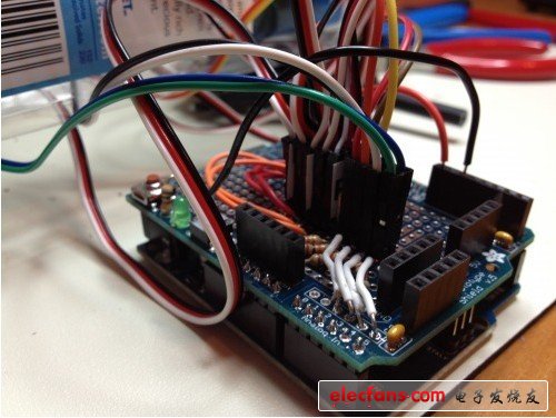 Fijibot是一個(gè)自制的，自我充電的photovore機(jī)器人，我用了一個(gè)1.5L的Fiji水瓶、Arduino Uno開發(fā)板