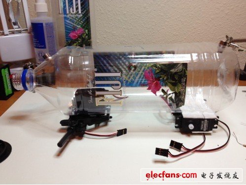 我用Arduino Ubo開發(fā)板來造這個機(jī)器人是因?yàn)閷@個小工程來說，它是一個很棒的微控制器