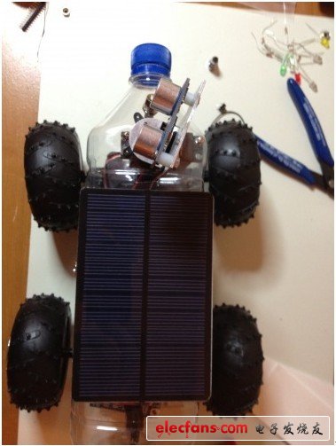 Fijibot包含了四個伺服電機，一個為每個后輪服務(wù)，一個旋轉(zhuǎn)其“頭部”（也就是Ping傳感器），一個去移動前軸向左或向右去轉(zhuǎn)彎，我從一個便宜的RC car取到了這些輪子和前端轉(zhuǎn)彎裝置