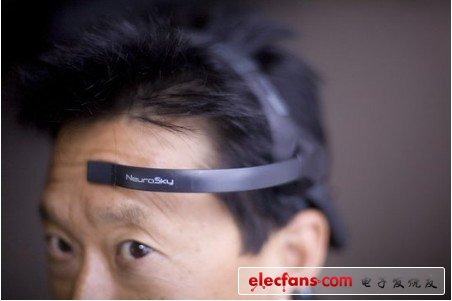 美大學(xué)生設(shè)計的太陽能供電衣服可為移動設(shè)備充電