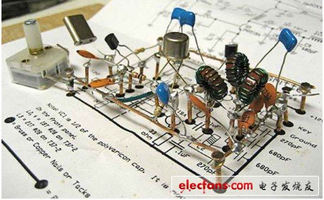 簡(jiǎn)單地說(shuō)，就是將電路圖放大至實(shí)物一樣大，然后按圖表來(lái)接線，接電源，接元器件