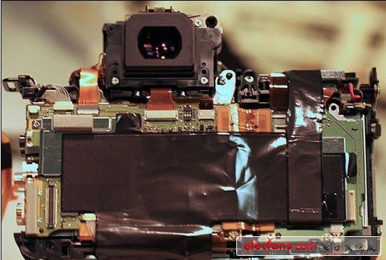 主板電路的設(shè)計(jì)也有一些改變：所有的排線都非常短，直接連接到需要連接的地方，沒(méi)有來(lái)來(lái)回回的長(zhǎng)排線