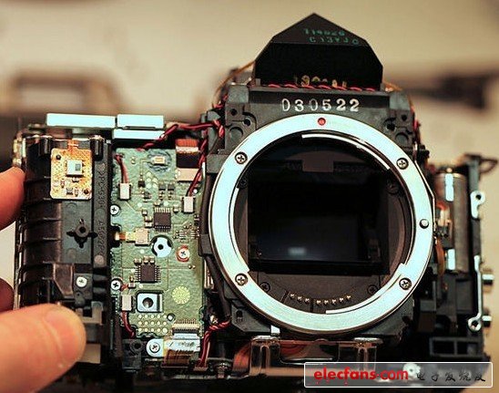 相機正面的電路同樣簡潔而組織得體。沒有長電線，線對被緊緊地扎在一起，并用塑料掛鉤定位