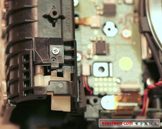 一個(gè)小細(xì)節(jié)展示了5D III設(shè)計(jì)上的改進(jìn)：用螺絲固定的電池卡扣做的非常容易更換