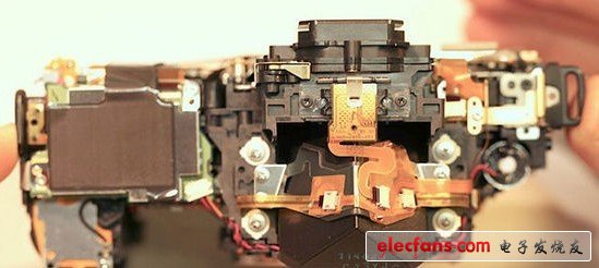 一個(gè)小細(xì)節(jié)展示了5D III設(shè)計(jì)上的改進(jìn)：用螺絲固定的電池卡扣做的非常容易更換