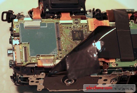 回到相機(jī)后面。覆蓋的塑料膠布很容易揭起，同時(shí)Roger也發(fā)現(xiàn)了松動(dòng)的螺絲――由于內(nèi)部有良好的保護(hù)