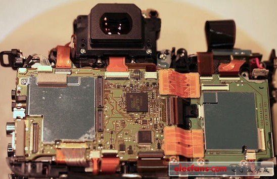 將膠布全部揭開，我們能看到5D III內(nèi)部優(yōu)美的電路設(shè)計