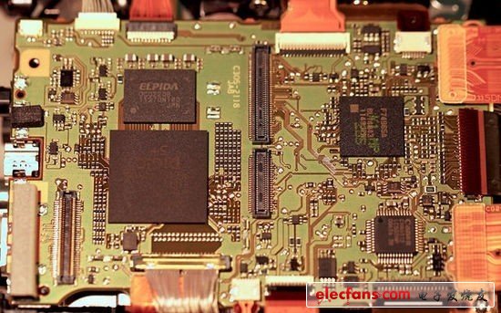 5D III主板全貌。DIGIC 5+處理器很大，它上面的芯片是DRAM