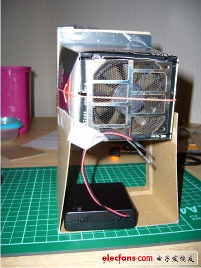 首先我焊接了一個(gè)排煙裝置。這個(gè)風(fēng)扇我是從一個(gè)報(bào)廢的筆記本上拆下來(lái)的