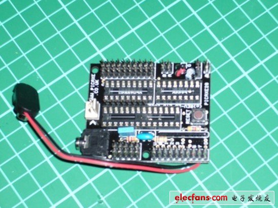 因為我是用F/F跳線連接模塊的，因此我需要焊接出相關(guān)的針腳，我會在picaxe上面額外添加一些插針