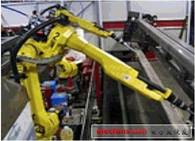 基于機(jī)器人積分電路的反饋。在機(jī)器人仿真編程和接口通信方面有所改進(jìn)