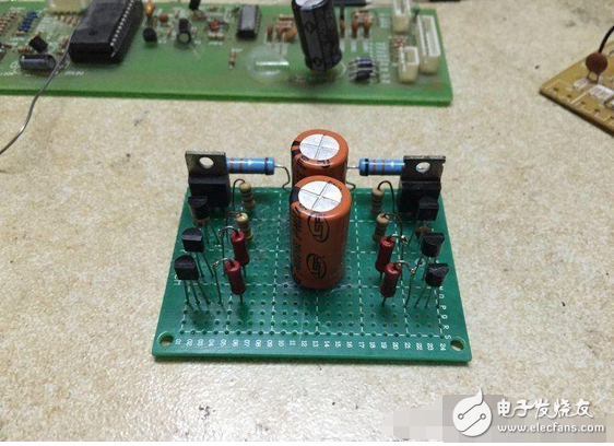 　　最近閑著沒事，本著功放發(fā)燒友的動力制作一臺迷你功放。雖說迷你，但其實并不小巧，5口交換機也不大，再加上交換機也是壞的就干脆利用上了！功放還是采用了雙差分電路。本人從事電子行業(yè)的這些年發(fā)現(xiàn)，很多家庭影院或者大型娛樂會所用的功放幾乎都是這種電路，也許是因為這種電路工作穩(wěn)定。放大失真低的原因。。。我從網(wǎng)上找到的電路，記得之前我也用這個圖紙做過，后來怎么解決的忘了！