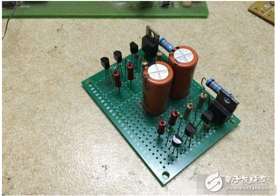 　　最近閑著沒事，本著功放發(fā)燒友的動力制作一臺迷你功放。雖說迷你，但其實并不小巧，5口交換機也不大，再加上交換機也是壞的就干脆利用上了！功放還是采用了雙差分電路。本人從事電子行業(yè)的這些年發(fā)現(xiàn)，很多家庭影院或者大型娛樂會所用的功放幾乎都是這種電路，也許是因為這種電路工作穩(wěn)定。放大失真低的原因。。。我從網(wǎng)上找到的電路，記得之前我也用這個圖紙做過，后來怎么解決的忘了！