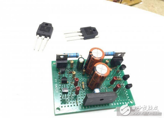 　　最近閑著沒事，本著功放發(fā)燒友的動力制作一臺迷你功放。雖說迷你，但其實并不小巧，5口交換機也不大，再加上交換機也是壞的就干脆利用上了！功放還是采用了雙差分電路。本人從事電子行業(yè)的這些年發(fā)現(xiàn)，很多家庭影院或者大型娛樂會所用的功放幾乎都是這種電路，也許是因為這種電路工作穩(wěn)定。放大失真低的原因。。。我從網(wǎng)上找到的電路，記得之前我也用這個圖紙做過，后來怎么解決的忘了！