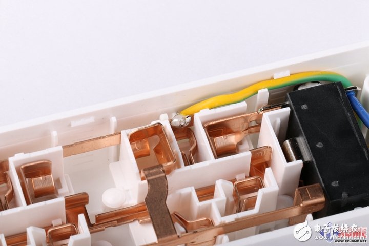 把插線板做成藝術(shù)品？小米插線板暴力拆解